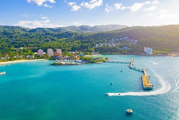 Aperitiv při západu slunce u Ocho Rios