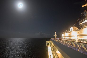 Párty za svitu měsíce při proplouvání kolem Antil