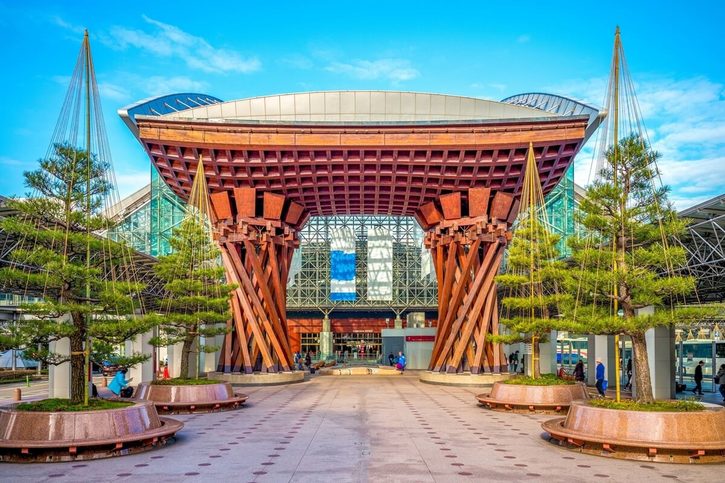 Kanazawa - Bubnová brána u stanice Kanazawa.