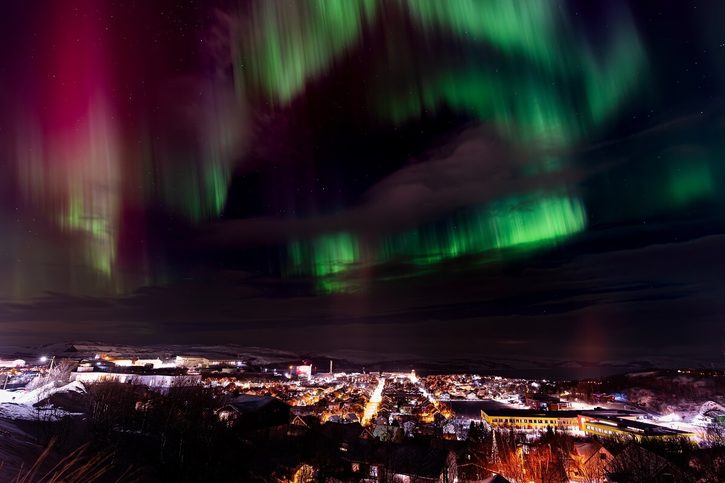Kirkenes - Polární záře nad městem Kirkenes