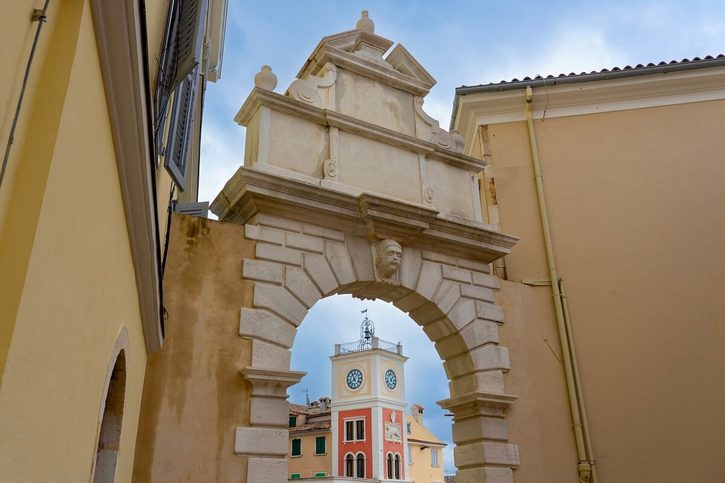 Rovinj - Balbiho oblouk a městská hodinová věž v Rovinji 
