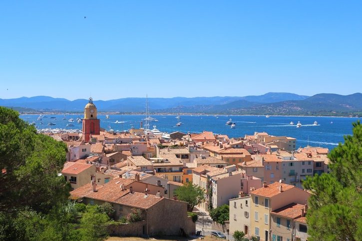 Saint-Tropez - Pohled na město se zvonicí