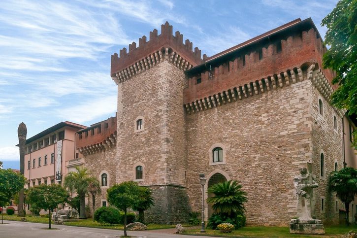 Carrara - Cybo Malaspina Castle, sídlo Akademie výtvarných umění.