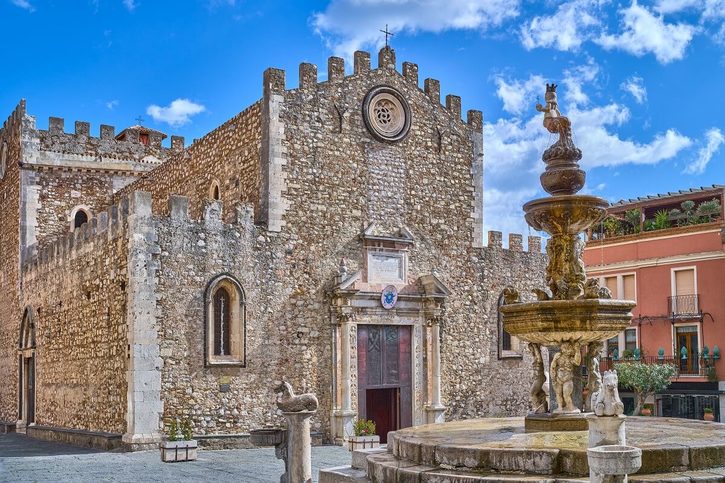 Taormina  - Katedrála sv. Mikuláše a fontána na Piazza Duomo