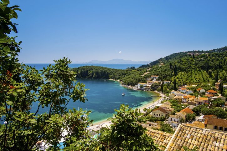 Korfu - Pohled na vesnici a přiléhající místní pláž.