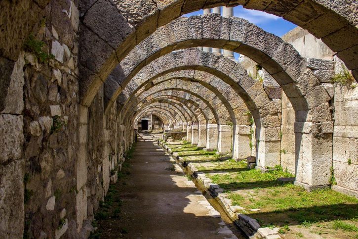 Izmir - Oblouky a kamenné zdi Agory
