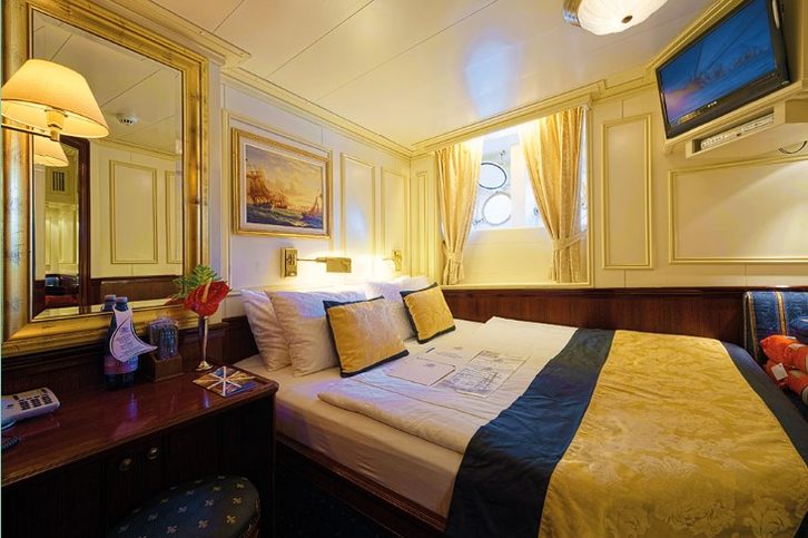 Prostorná kajuta s okénky (2) - Royal Clipper