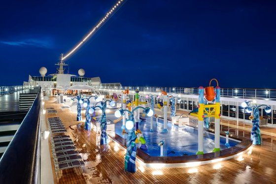 Večerní otevřená paluba - MSC Armonia